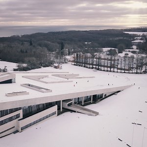 Kender I nogle børn, der vil prøve noget helt særligt i vinterferien? Tag kælken med og prøv den historiske kælketur fra toppen af Moesgaards 160 meter lange tag ned i det snehvide landskab! Når der har været fart på udenfor, kan I finde ro, fordybelse og noget at varme jer på, indenfor på museet – hele vinterferien. | Moesgaard