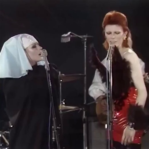 ジギー・スターダストとしてのボウイの最後のテレビ出演1973年にアメリカNBCの深夜番組「ミッドナイト・スペシャル」で、デヴィッド・ボウイとマリアンヌ・フェイスフルがソニー＆シェールの「アイ・ガット・ユー・ベイブ」をデュエット。ボウイは黒いダチョウの羽根があしらわれた赤いPVCのスーツ😂フェイスフルは背中が開いたシスターの衣装🤣原曲の「アイ・ガット・ユー・ベイブ」を知らなかったので、ただただ2人の世界観に飲み込まれる🤯🫨やっぱり全盛期のボウイの芸術性とオーラはヤバい💐😳🫢Led Zeppelin, Jimi HendrixThe Beatles, The Rolling StonesGlam rockレッドツェッペリン　ジミ・ヘンドリックスビートルズ　ローリングストーンズグラムロックDavid Bowie & Marianne Faithfull "I Got You Babe"