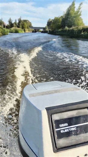 Yamaha F9.9AE 6G8 four-stroke outboard full throttle behind 15ft polyester fishing boat