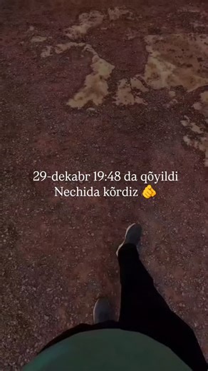 я🎰 on Instagram: "2001년 개봉한 영화 “A Beautiful Mind”는 단순히 천재 수학자의 삶을 다룬 작품이 아니라, 인간이 내면의 혼란 속에서도 어떻게 사랑과 신뢰로 자신을 되찾아가는지를 보여주는 깊은 이야기입니다. 화려한 계산 장면보다 존 내쉬가 마음속 그림자를 이겨내려는 순간들이 훨씬 더 오래 기억에 남죠. 특히 그가 현실과 환상 사이에서 흔들리면서도 끝까지 아내를 향한 마음을 놓지 않는 모습은 묘하게 가슴을 저릿하게 만듭니다. 이 영화에서 감정을 완성시키는 요소는 바로 잔잔한 피아노 선율과 차분한 배경음악입니다. 처음에는 조용히 스며들지만, 어느 순간 관객도 모르게 내쉬의 감정에 같이 잠기게 되죠. 후반부, 아내가 내쉬의 손을 잡아주던 장면에서는 음악과 화면이 자연스럽게 겹쳐지면서 눈시울이 뜨거워지는 경험을 하게 됩니다. 많은 이들이 “이 장면만 떠올려도 이상하게 마음이 찡하다”고 말하는 이유도 그 때문일 겁니다. 이 영화가 여러 상을 휩쓴 건 단순한 