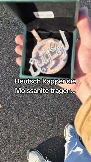 Wir haben für beide Rapper eine Iced Out Chain mit Anhänger angefertigt 🫡