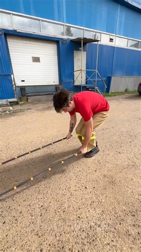Secours d'urgence : Fabriquer une civière avec seulement des bâtons et des t-shirts 🏞️🧑‍🚒 | Brico Sympa