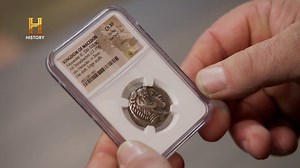 77K views · 1.3K reactions | Un cliente lleva una moneda de Alejandro Magno, acuñada mientras él aún vivía. Gobernó del 336 al 323 a.C. y emitió monedas por todo su imperio, desde Grecia hasta Egipto. Esta pieza fue hecha en Macedonia, su tierra natal, y no en una ceca extranjera. ¿Será lo bastante valiosa para cerrar un trato?  ¿Te gustó este video? Cuéntanos por qué abajo en comentarios. #ElPrecioDeLaHistoria | HISTORY | Facebook