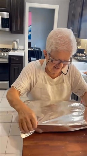 Stuffed Shells 😍🇮🇹🇺🇸👩‍🍳👌👍 Via thatladyanna Ingredients for pasta : 12 oz of jumbo pasta shells 4 cups of marinara sauce Filling: 4 cups of spinach (blanched) 15oz of ricotta cheese 1/2 cup shredded mozzarella 1/4 cup of grated Parmesan 3 springs of parsley (chopped) 1 egg Salt and pepper to taste Instructions: Cook the pasta shells. They should be al dente when you drain it. Mix all filling ingredients in a bowl then stuff the pasta shells with the mixture and set aside. Now bake your d