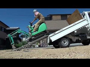 Loading and unloading on Yumbo light truck (Komatsu PC01) [Working car]