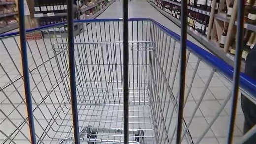 🇫🇷 Yuka est une application mobile gratuite lancée en 2017 en France qui scanne les codes-barres des produits alimentaires et cosmétiques pour évaluer leur impact sur la santé en quelques secondes. 📱 Elle attribue une note sur 100 avec un code couleur et explique en détail la qualité nutritionnelle, les additifs à risque ou les ingrédients controversés, tout en proposant des alternatives plus saines. 🌍 Disponible dans 12 pays (dont la France, les États-Unis, le Canada, l’Allemagne, l’Espagne