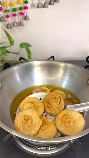 Crispy Masala Mathri Recipe | बाज़ार जैसी खस्ता मठरी घर पर बनाए | Diwali Special Snack