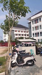 Melihat Bangunan Unsika 2. beginilah kondisi dan suasana bangunan Universitas Singa Perbangsa Karawang (Unsika) 2 yang berlokasi di Jalan Baru Karawang. Menariknya, selain bangunan utama, di dalam ada ruang tambahan yang terbuat dari box container lengkap dengan kursi, meja sampai ac sebagai ruang belajar dan ruang kantor tambahan. | Radar Karawang