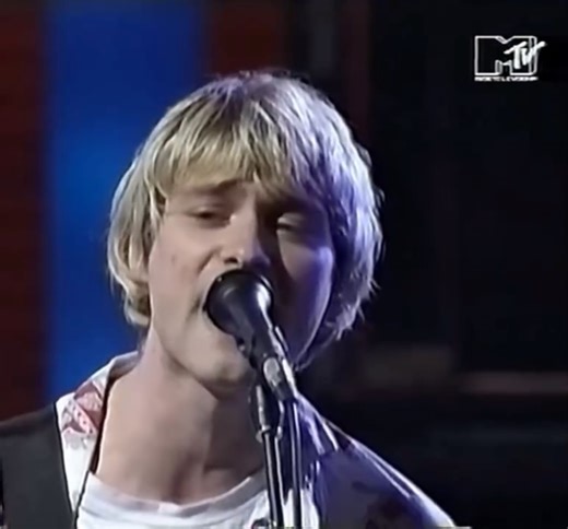 14K views · 601 reactions | More Nirvana today. “Lithium” live at the 1992 VMAs. Features the famous incident of Novoselic getting caught in the crossfire of his own bass toss. #grungebible #nirvana #kristnovoselic #kurtcobain #davegrohl | The Grunge Bible | Facebook