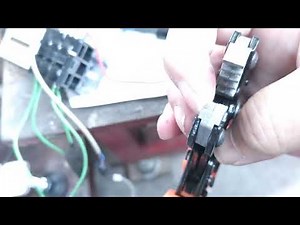 SMコネクタの施工不良対策 コネクタの金具が潰れてしまう 工具の寸法を測るとどうもおかしい 改造してみた