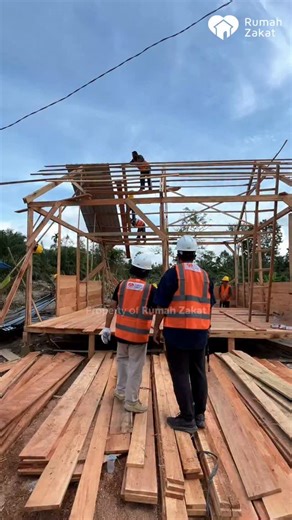 Rumah Zakat on Instagram: "Huntara papan ini dirancang dengan teknik konstruksi sederhana, menggunakan material utama papan kayu berukuran 3 × 12 cm, sehingga mudah diaplikasikan oleh masyarakat setempat. Pendekatan ini tidak hanya mempercepat proses pembangunan, tetapi juga memperkuat kapasitas warga dalam membangun hunian yang aman dan fungsional. Mohon doa dari sahabat semua, semoga seluruh rangkaian kegiatan diberikan kelancaran, kemudahan dan membawa manfaat yang berkelanjutan bagi masyarak