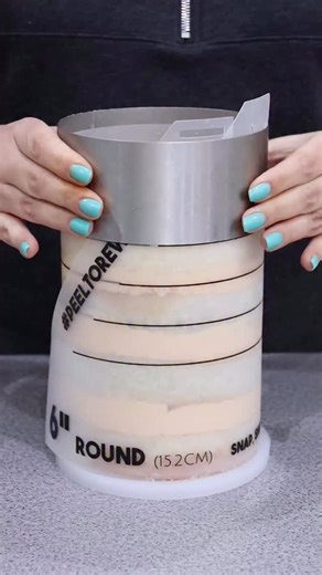 Make your cakes extra sturdy by adding dowels before you fill your Frost Form 💪🏻 Check out our step-by-step guide on out website on how to make Tiered Cakes with Frost Form 🤗 ➡️www.frostform.com | Frost Form