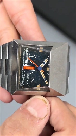 Omax Spaceman Audacieuse, an iconic design piece from the 1970s space age. ℹ️ Details: Design: Designed in 1972 by Swiss architect André Le Marquand. The asymmetrical case shape is inspired by an astronaut's helmet. Movement: Swiss-made automatic mechanical movement, typically with 25 jewels. #spaceman #relojes #Omax #watches #vintagewatch #watchcollector | spacetime.es