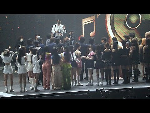 [4K] 221008 TMA 더팩트 뮤직 어워드 BTS 방탄소년단 - 단체사진 촬영하러 올라온 방탄이들 (BTS FOCUS FANCAM)