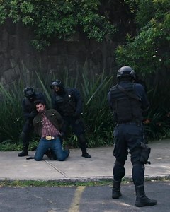 8.9M views · 235K reactions | Acaba de caer un Casillas  ¿Qué crees que haga Aurelio para salvar a su hijo?  Esta noche te espera un capítulo impactante a las 9PM/8C por Telemundo #ElSenorDeLosCielos disponible en Peacock | El Señor de los Cielos | Facebook