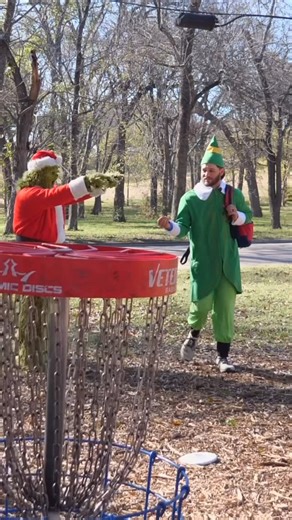 MACKTOWN DISC GOLF on Instagram: "Elf vs Grinch… holiday beef on the tee pad 🎄💚🔥” #DiscGolf #DiscGolfShorts #Christmas #Elf #Grinch #HolidayBattle #StayMerry #GrowTheSport"