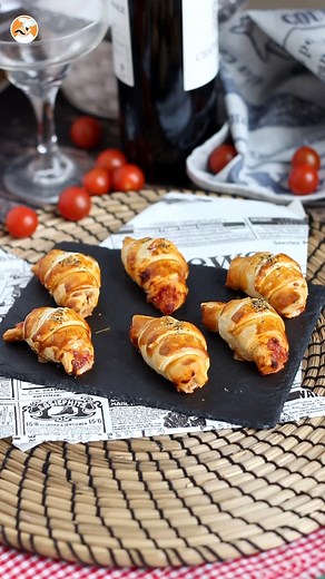 Mini croissants apéritif (pizza au jambon et fromage) 🍕 Ingrédients : 1 pâte feuilletée Sauce tomate Jambon Fromage râpé (gruyère, mozzarella, ...) Origan 1 jaune d'oeuf ➡️La recette en cliquant ici : https://www.ptitchef.com/fid-1563914 #croissant #feuilleté #pizza #apero | Les recettes vidéo de Ptitchef.com
