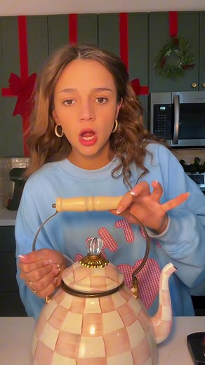 MAKE BABY WIPES WITH ME! 🧻🍼 I had no clue how fun and easy this would be! The container is from target and the paper towels are the viva brand if your wondering!! | Kaydee Church