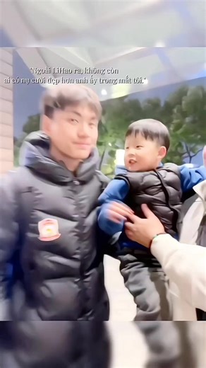 ”Giữa cánh đồng hoa rực rỡ, nụ cười của anh còn rực rỡ hơn vạn lần.