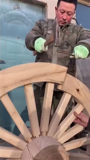 Assembly process of carriage wooden wheels