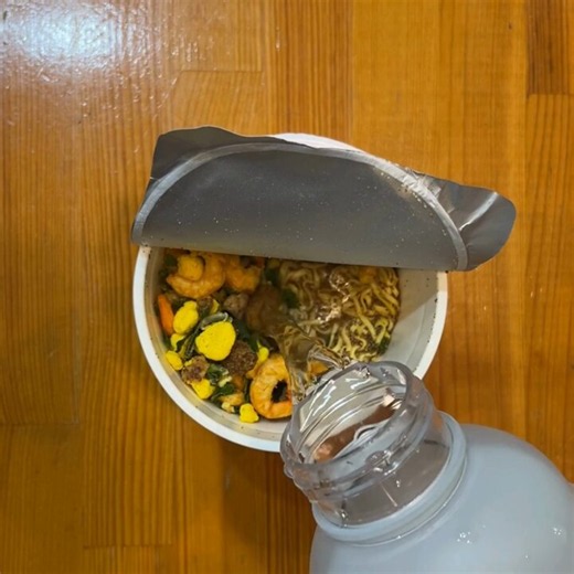もし地震で停電になっても「水で食べるラーメン」の作り方を知ってるだけで心も体も満たされます。 ❶フタを半分ほど開ける❷粉末スープがあれば先に入れる❸水をカップ内側線まで注ぐ❹フタ閉じて30分以上待つ❺よくかき混ぜて完成！美味しく作るポイントは