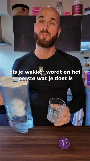 Daniel Hoedt | Online Fitness Coach on Instagram: "De meeste mensen zoeken naar een “perfecte” ochtendroutine. Wat ze eigenlijk nodig hebben, is een functionele. Hydratatie in de ochtend gaat niet over detoxen of trends. Het gaat om het herstellen van balans na uren vochtverlies, het ondersteunen van je zenuwstelsel en het klaarzetten van je metabolisme voordat stress en cafeïne binnenkomen. Doe je dit consequent, dan ga je merken meer energie minder brain fog sterkere trainingen en minder cravi