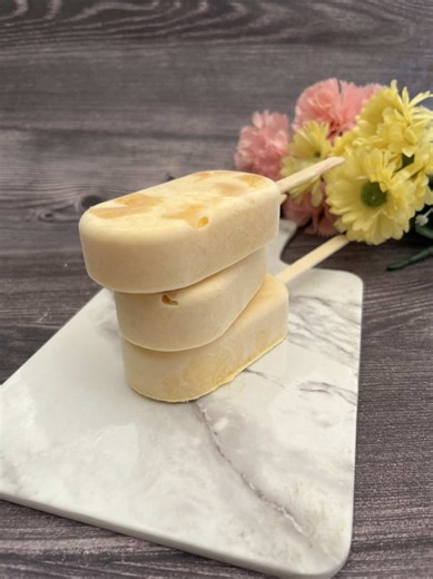 HELADITOS DE DURAZNOS: Para disfrutar en las tardes de calor 😉 🔸INGREDIENTES: 1 lata de duraznos en almíbar, 1 pote de 200 g de crema de leche, 2 o 3 sobrecitos de stevia @_Hileret . 🔸PROCEDIMIENTO: En un bol batir la crema con el azúcar a medio punto. Por otro lado, al procesar los duraznos, dejá 2 mitades para cortar en cubitos pequeños. Mezclar el durazno procesado con la crema, agregar los pedacitos de durazno. Llevar al freezer por 3 horas, mezclar bien y llevar nuevamente al freezer has