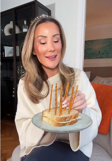Achievement Cake for 2025: A Sims 4 Masterpiece