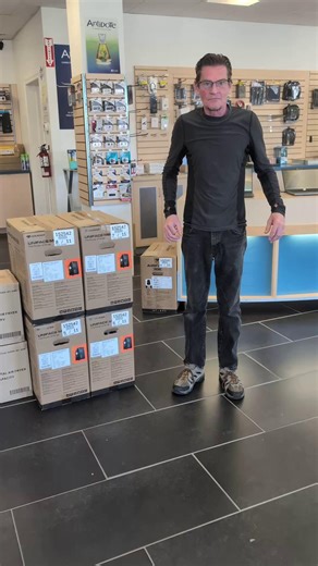 Guide Complet d’Assemblage d’un Ordinateur Haute Performance Nous montrons l’assemblage complet d’un ordinateur, en détaillant chaque étape : installation du processeur, de la carte mère, du système de refroidissement liquide, des cartes graphiques et du bloc d’alimentation. Nous expliquons l’importance du cable management et montrons le résultat final avec le PC fonctionnel. #MontageOrdinateur #AssemblagePC #TutorielInformatique #ComposantsPC #TechTutorial | DTL Informatique