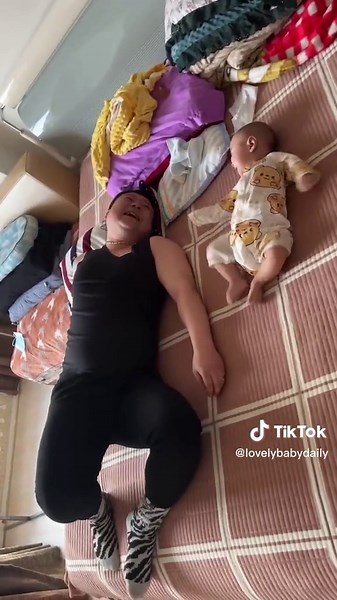 Baby mimics dad!#babylife#cutebaby #cutebabychallenge #cutebabytiktok #fyp #cutebabys #foryou