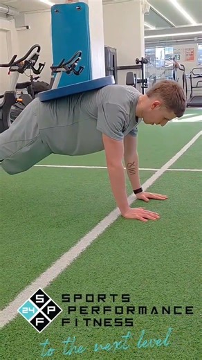 Planks mit Zusatzgewicht und Schulterberührungen