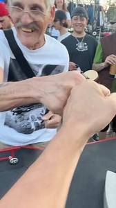 228K views · 53K reactions | ¿Conocías al Abuelito del Finger? Con 72 años Néstor se suma siempre que hay evento de Fingerboard ✌ Y con el agite de toda la banda se motiva y enseguida te hace unas piruetas con el SKATE de DEDOS 勞 Gracias @nestor.f.b por encargarte de demostrar que el FINGERBOARD es para TODOS ❤️✌️ #fingerboard #skate #skateboard #patineta #dedos #fingerskate #elabuelitodelfinger #monopatin #nestor #argentina | Finger Industries | Facebook