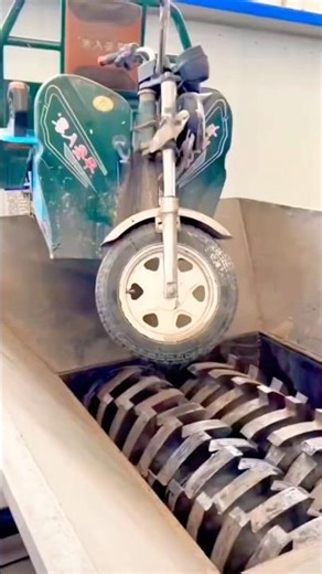 Huge Shredder vs. Vehicle: Satisfying Destruction! 😱