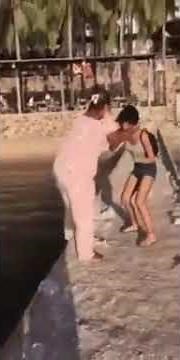 Baston entre filles du jamais vu