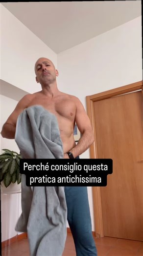 🌿 Frizione a secco con asciugamano: da dove nasce? La pratica di passare sul corpo un asciugamano spugnoso o leggermente ruvido a secco non è una moda recente, ma affonda le sue radici in tradizioni antiche di cura e igiene del corpo. In Giappone è conosciuta come kanpu masatsu: una tecnica che consiste nello strofinare la pelle con un panno asciutto per stimolare il corpo, generare calore e favorire una sensazione di vitalità, soprattutto nei periodi freddi. Pratiche simili esistono anche in a