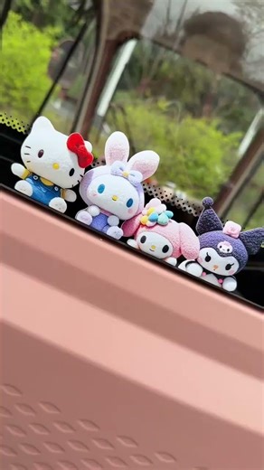 小車貼了三麗鷗立體貼紙，特逼真，像個小娃娃趴在車窗上，可愛得很。 #接送孩子上下學#車載好物#好物推薦#貼紙 #三輪車