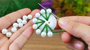 19K views · 289 reactions | I made a New Year's gift using a shirt button and white pearls. I got the order. #crochet #knitting | Desing Crochet | Facebook