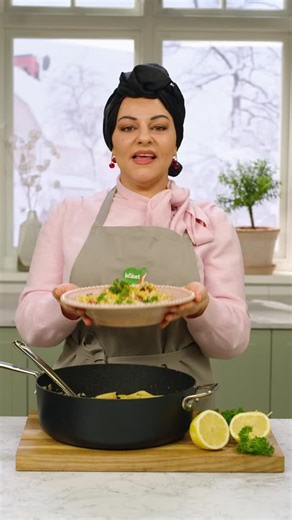 Köket.se on Instagram: "@zeinaskitchen är en mästare på snabba, enkla och riktigt goda vardagsrätter! Den här krämiga pastan med halloumi kommer få precis hela familjen att jubla högt🙌🏼🤩 Du hittar receptet om du söker på "Krämig pasta med grönsaker och halloumi" på köket.se eller här nedan👇🏼 INGREDIENSER: 400 g pasta (penne eller fusilli) 400 g halloumiost 1 zucchini 1 röd paprika 1 gul paprika 3 klyftor vitlök, finhackade 2 msk olivolja 3 dl grädde 1 citron, finrivet skal - lite citronsaft