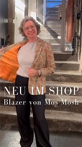 NEU IM SHOP - der perfekte Blazer von Mos Mosh! 🌸 Findest du der würde dir auch stehen? Hol ihn dir bei uns im Shop! Stell dir vor, wie stylisch du ihn kombinieren könntest – sei es mit einem schlichten Uni T-Shirt oder über deiner geliebten Mattie Bluse. 🌈 Bestell ihn jetzt und gönn deinem Kleiderschrank ein Upgrade! 💖 Entweder im Webshop oder direkt bei uns im Store! 🛍️ #mosmosh #mosmoshbyyou #newin #ootd #spring #shoppingbern #littlecopenhagenbern #littlecopenhagenbolligen #danishshop #sk