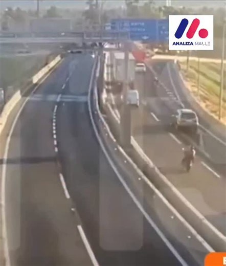 🔴 IMPACTANTE VIDEO CAPTA EL MOMENTO DE LA EXPLOSIÓN DE CAMIÓN DE GAS EN RENCA Cámaras de seguridad registraron el instante exacto en que el conductor de un camión que transportaba gas pierde el control del vehículo, provocando una fuerte explosión seguida de un incendio de gran magnitud. Las imágenes muestran cómo el fuego se expande rápidamente, generando una compleja emergencia que movilizó a equipos de respuesta en el sector. El registro audiovisual, difundido con imágenes por T13, ha causad