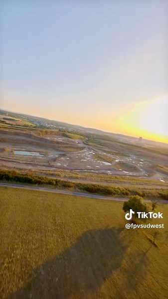 🌅🌳⚡ 6-Inch Workout in the golden hour. Fast lines. Big moves. Immelmann up ☝️ – Split-S down👇 Orchard flow with sunset glow – and a concrete beast in the background. This spot hits different. High low, smooth punchy – just how I like it. . 🎥 GoPro 11 – graded to the bone 🎮 6” rig made to fly FAST & BIG . . . . . . . . . . #fpv #fpvdrone #fpvfreestyle #cinematicfpv #sunsetfpv #6inchfreestyle #fpvflow #freestyleworkout #immelmann #splits #fpvcinematics #dronecinema #fpvpilot #goldenhourfpv #f