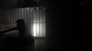 Exécution avec le concept d'injection létale. Peine de mort table d'injection létale dans la vieille prison. Vieux verrou de cellule de barreaux de prison. Décoration artistique créative. Intérieur de la vieille prison grunge.