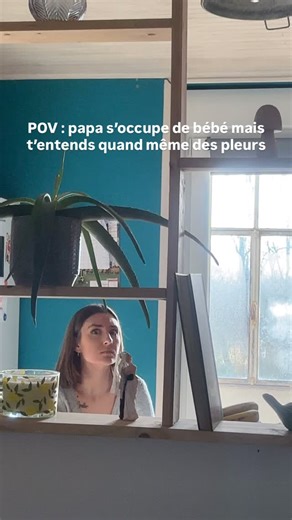 Lucie | aide-soignante et maman d’Alice 🤍 on Instagram: "Papa gère bébé… mais mon cerveau de maman a décidé que non, je n’avais pas le droit d’ignorer le moindre “ouin”. 👀😆 C’est pas de la parano hein, c’est SCIENTIFIQUE : notre cerveau se met littéralement en mode “surveillance 24/7” après l’arrivée de bébé. On capte les pleurs plus vite, plus fort, même quand on essaie de faire genre qu’on déconnecte. Un vrai détecteur intégré, offert gratuitement avec la maternité. 🤱🔊✨ 💬 Et vous… vous a