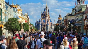 Crowds descend on the Magic Kingdom ahead of Hurricane Ian | Chip and Company