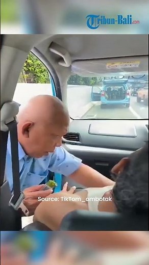 Momen Sopir Taksi Gercep Tolong Teman yang Tiba-Tiba Sakit di Jalan, Dipeluk Sambil Menahan Tangis