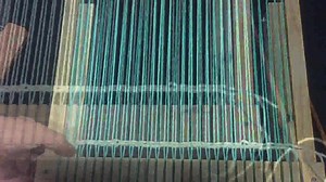 En este Vídeo te enseño a urdir en Telar Ranurado y como hacer el punto básico . | Telartchile / Handcraftlive