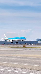 Our Boeing 787-10 just made landing at JFK look like the easiest thing ever! 🛬 That's our Dreamliner magic. ✨💙 Video: @rychiiee (IG) #KLM #787 #JFK | KLM Royal Dutch Airlines