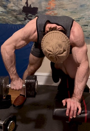 I think more people would find greater utility in dumbbell exercises if they prioritized execution (stability and rep quality) over load. It’s like anything man, the crap exercise executed well will net more stimulus than the peak exercise executed crappily. Maybe. Probably. I mean, I think so. #strengthtraining #backexercise #sciencebasedtraining #upperback #dumbbell