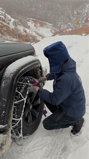 Off-road specific, self-locking snow chains, easy to install without moving the vehicle.