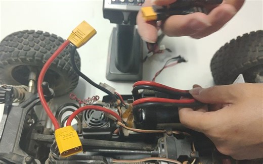 Traxxas车用2组电池如何连接实现R7FG接收机电压回传功能